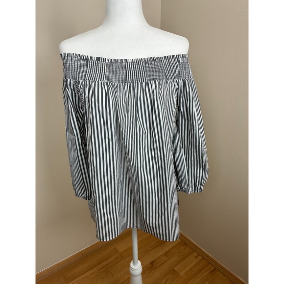MELLODAY Tops - Mellowday Off‎ the shoulder blouse Size Medium (J3)